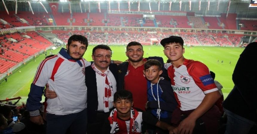 Tramvayla gitti tribünde izledi