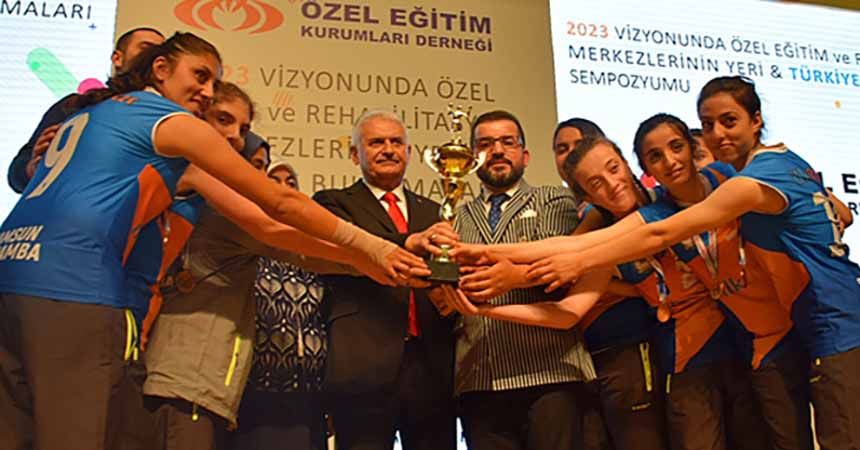 Şampiyonların kupası Binali Yıldırım’dan Şampiyonların kupası Binali Yıldırım’dan