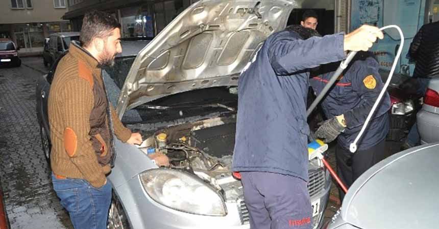 Motora sıkışan kedi güçlükle çıkarıldı