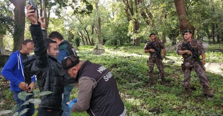 Mezarlıkta uyuşturucu operasyonu