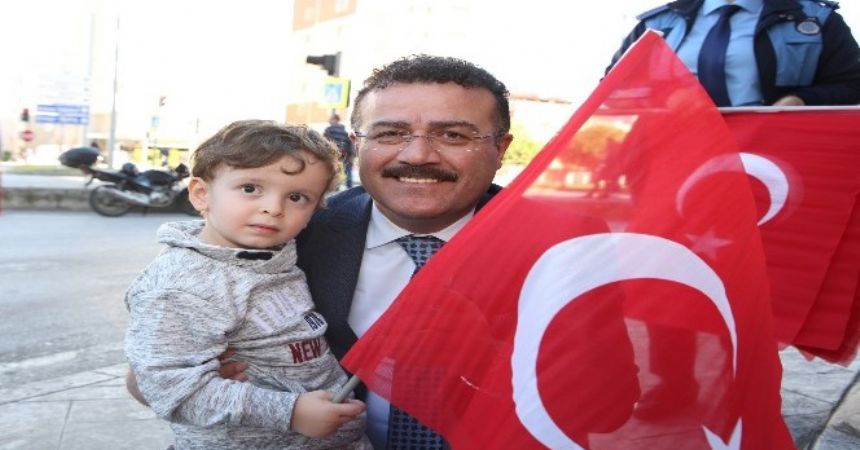 Taşçı, Türk bayrağı dağıttı