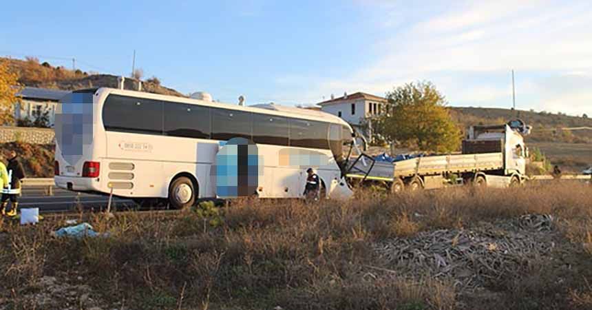 Yolcu otobüsü TIR'a çarptı: 2 ölü, 40 yaralı