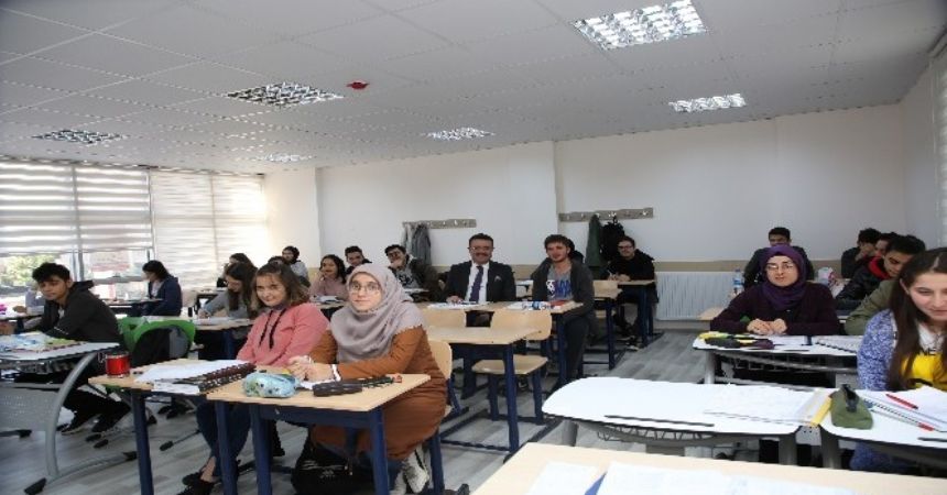 350 genci üniversiteye hazırlıyor