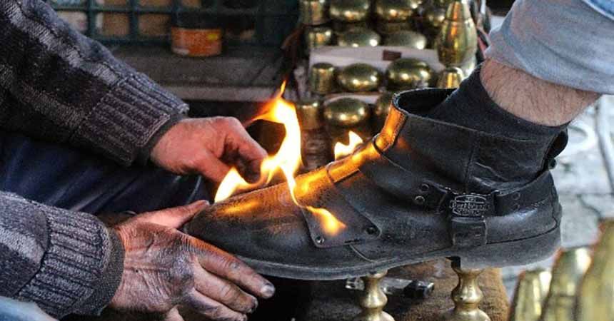 Ayakkabıları ateşle boyuyor