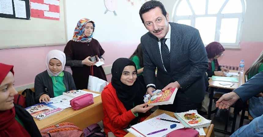 Başkan Tok, öğrencilere kitap dağıttı