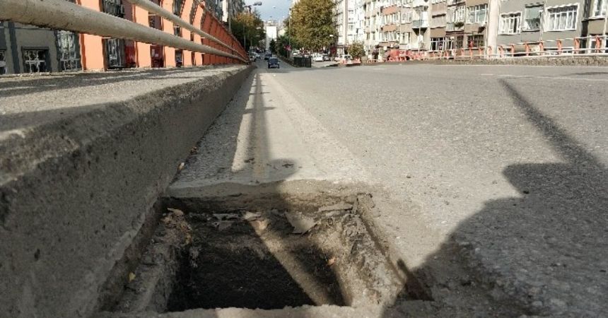 Yoldaki mazgalları çaldı