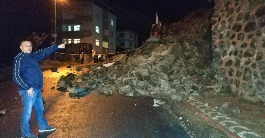 Çocuk parkının duvarı çöktü