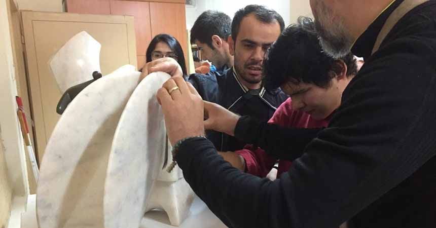 Görme engellilerle heykel yaptılar