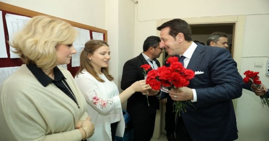 Tok'tan 4 bin 800 öğretmene karanfil