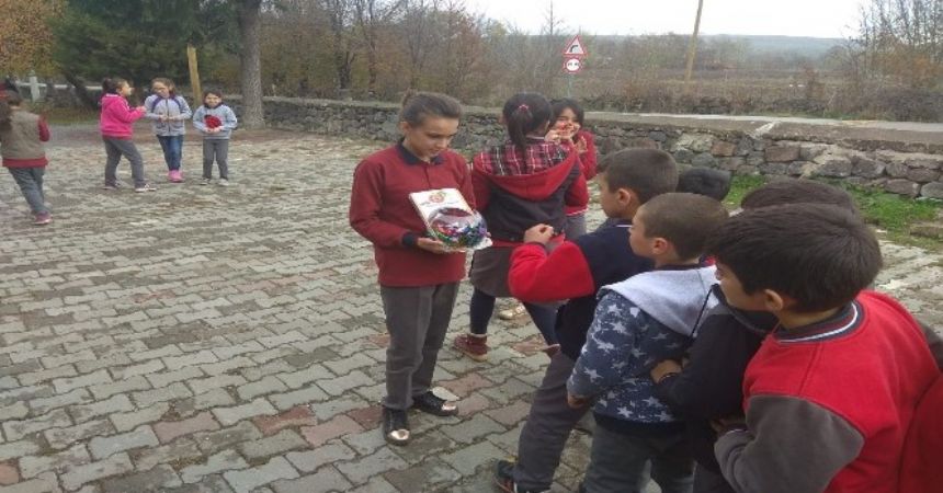 Öğrencilere mesir macunu Öğrencilere mesir macunu