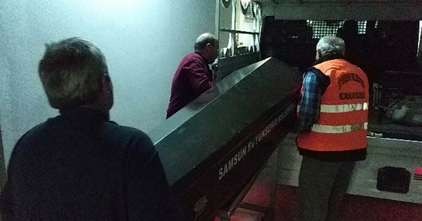Tutuşan kıyafetini sıcak suyla söndürmeye kalkınca