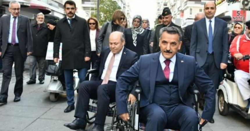 Vali tekerlekli sandalyede