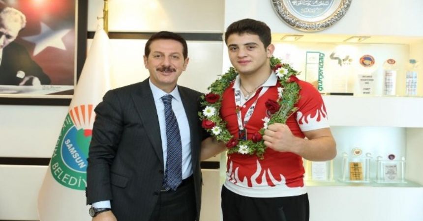 Boksörler madalya ile döndü