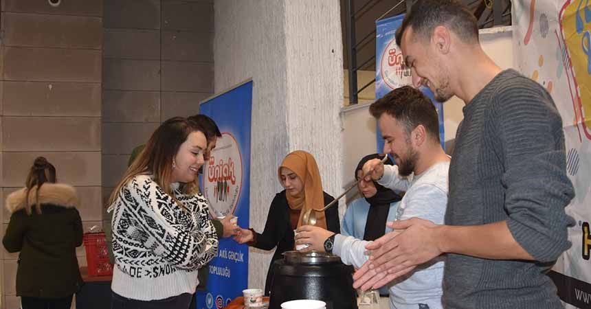 Kütüphanede sıcak çorba molası Kütüphanede sıcak çorba molası