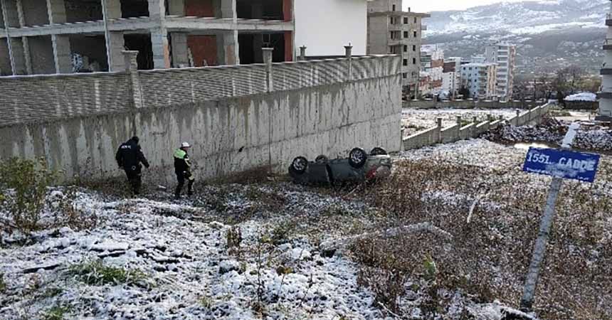 Buzlu yollara dikkat! Az kalsın canından oluyordu
