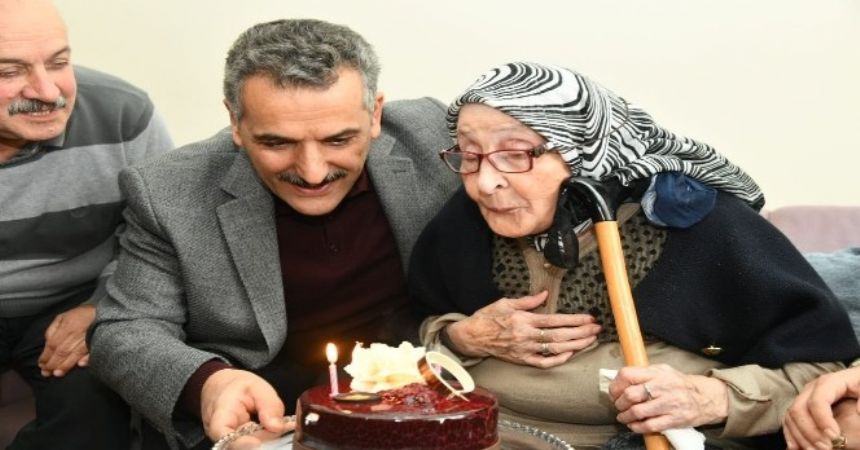 Asırlık nineye sürpriz doğum günü