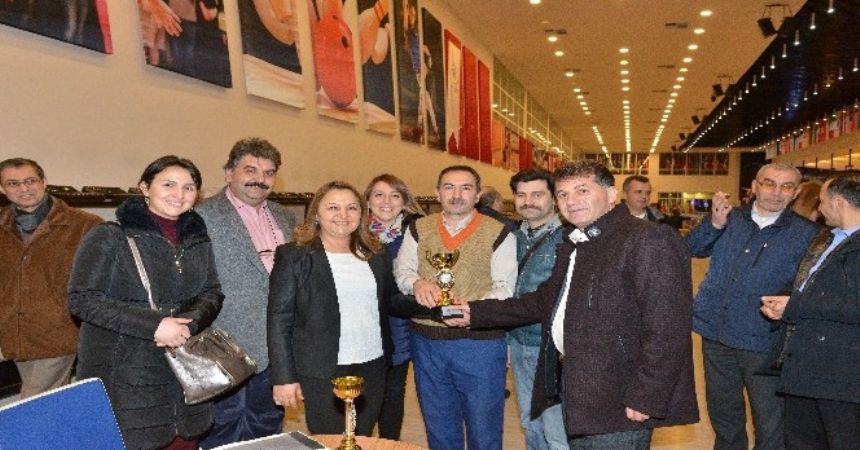 Valilik çalışanları bowlingde