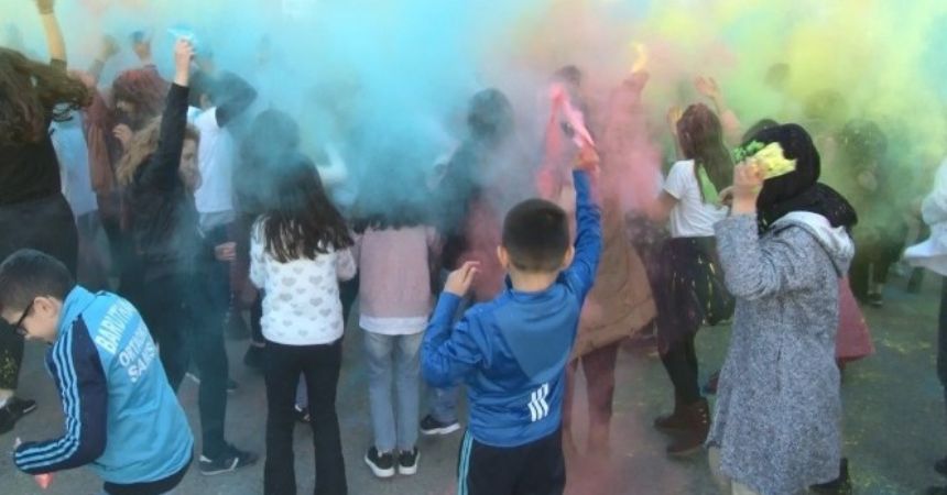 Karne gününde holi festivali
