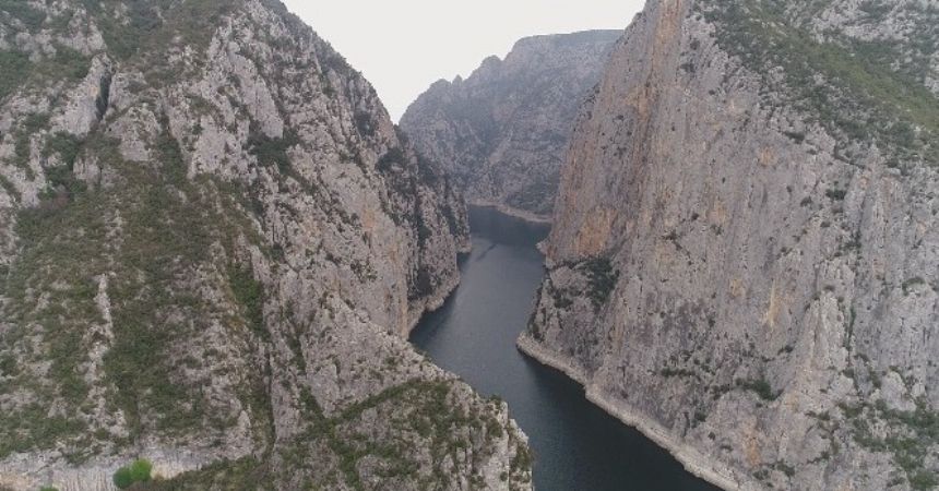 Ceset kayalıklarda kaldı!