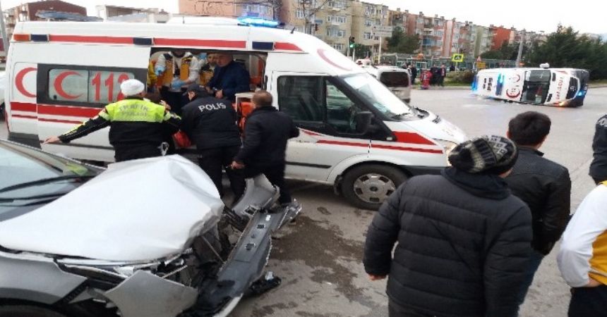 Ambulans kaza yaptı 