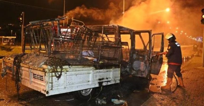 Kamyonet yol ortasında yandı