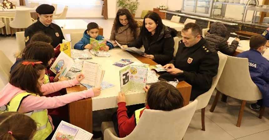 Mehmetçikle kitap okudular