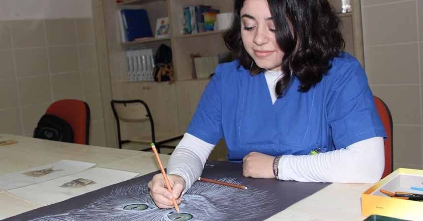 Tedavi ettiği hastalarının resmini yapıyor