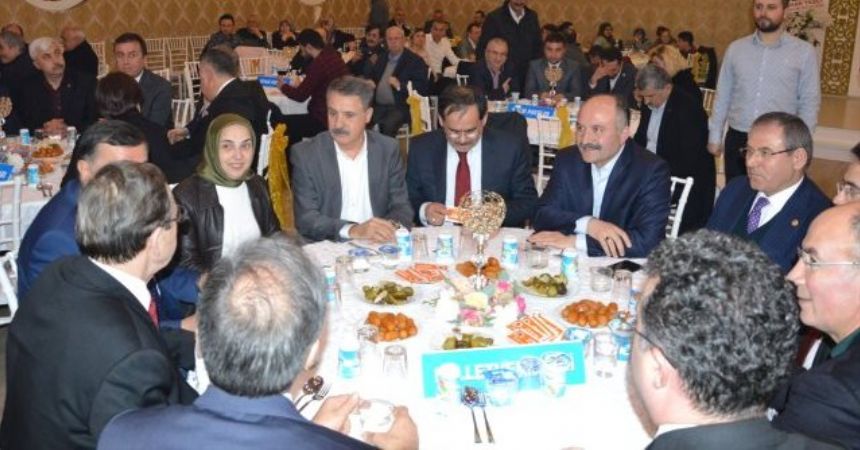 Adaylar tirit gecesinde yan yana geldi Adaylar tirit gecesinde yan yana geldi