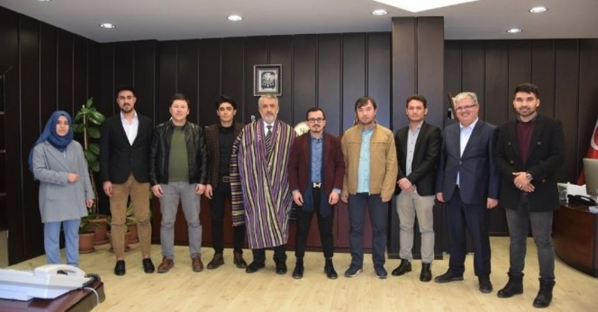 Bilgiç'e çepen jesti Bilgiç'e çepen jesti