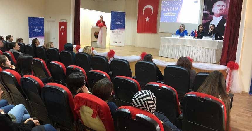 Kız öğrencilere kadın girişimciliği semineri Kız öğrencilere kadın girişimciliği semineri
