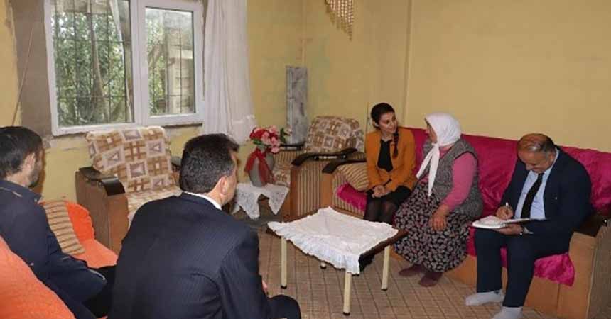 Kadın kaymakam vatandaşın yanında