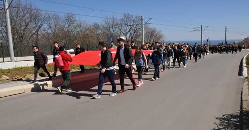 OMÜ'lü öğrenciler şehitleri selamladı OMÜ'lü öğrenciler şehitleri selamladı