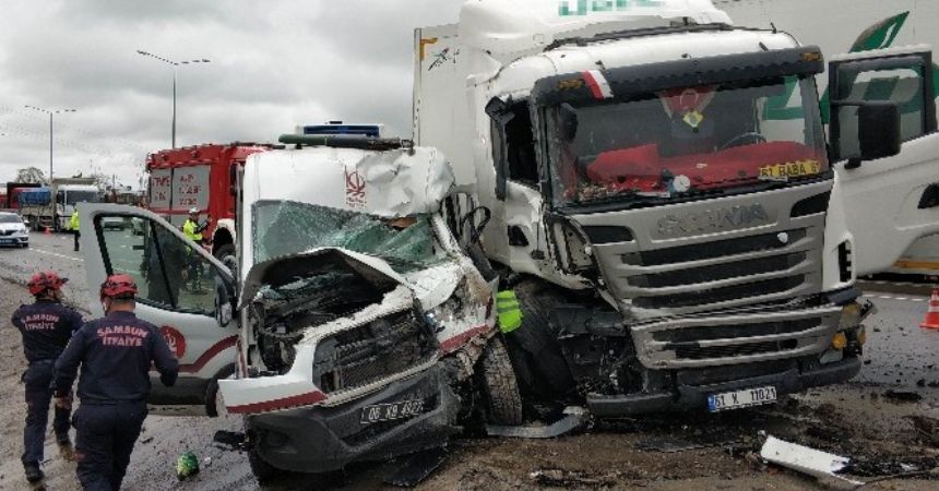 TIR cenaze aracına çarptı