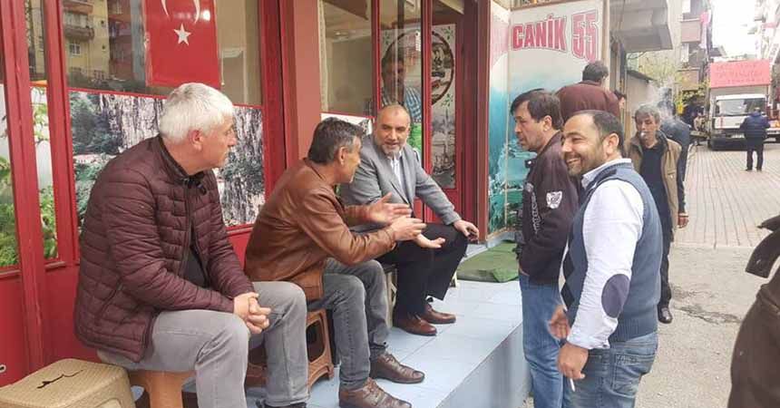 Başkan Sandıkçı halkla kucaklaşıyor