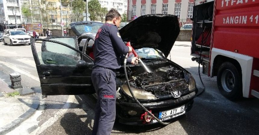 Araba yol ortasında yandı