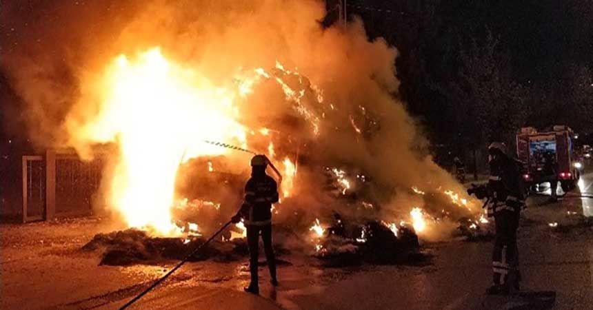 Saman yüklü kamyonu çakmakla yaktı