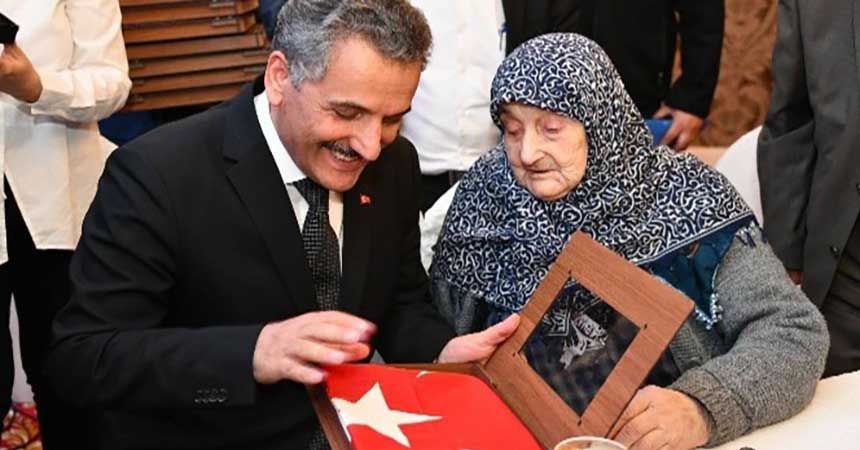 100 yıla tanıklık edenler bir araya geldi 100 yıla tanıklık edenler bir araya geldi