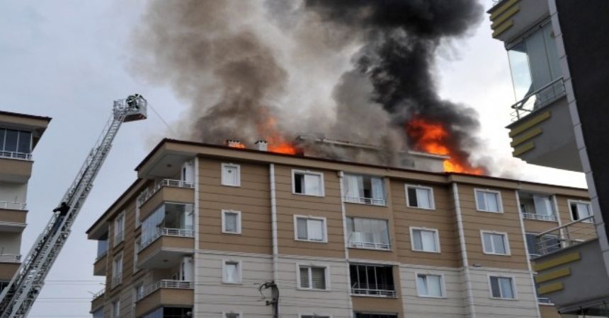Çatı yangınında 8 kişi hastanelik olsu Çatı yangınında 8 kişi hastanelik olsu