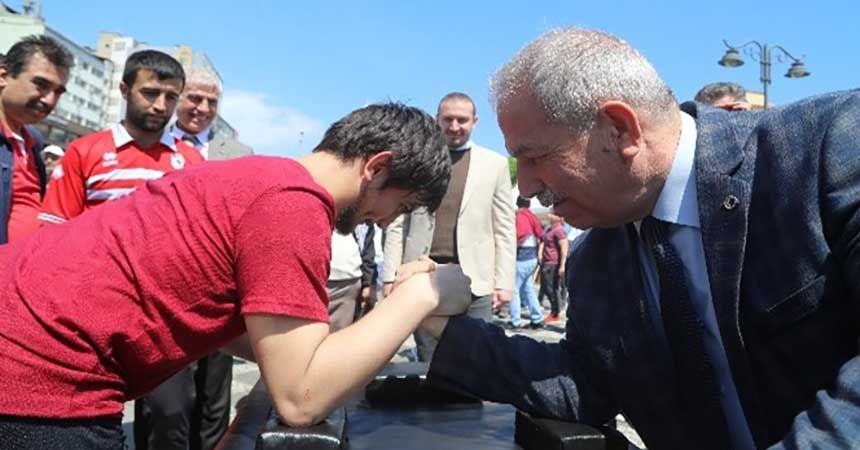 Demirtaş engellilerin yanında
