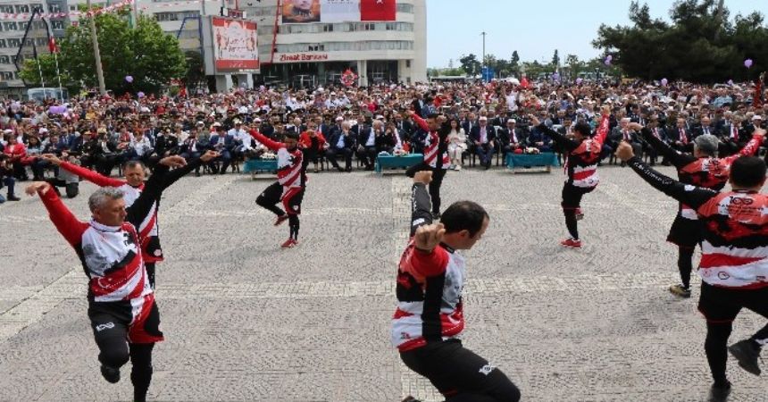 Bisikletçilerden zeybekli teslim Bisikletçilerden zeybekli teslim