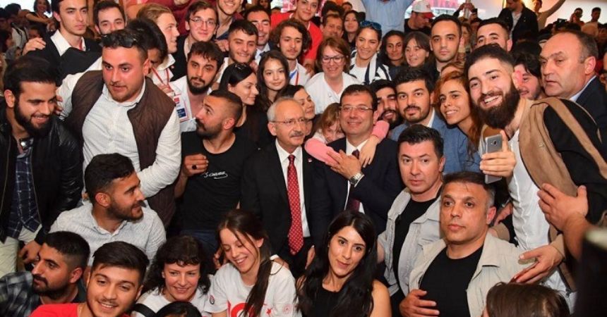 Ekrem İmamoğlu Samsun'la kucaklaştı Ekrem İmamoğlu Samsun'la kucaklaştı