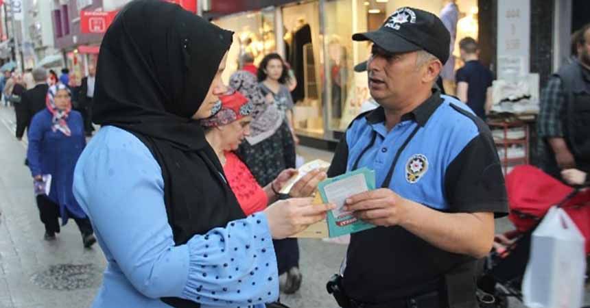 Polisler vatandaşları bilinçlendirdi