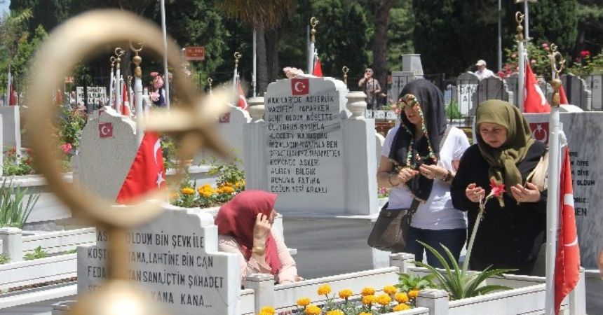 Şehitlikte hüzünlü bayram Şehitlikte hüzünlü bayram