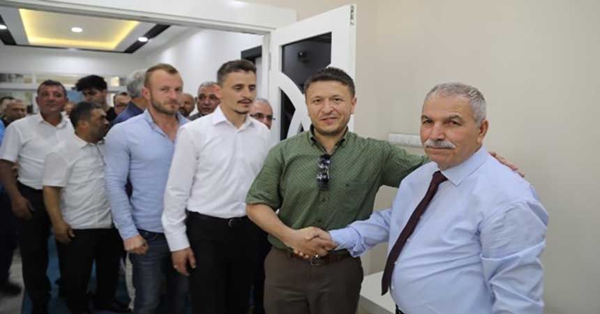 Demirtaş vatandaşlarla bayramlaştı Demirtaş vatandaşlarla bayramlaştı