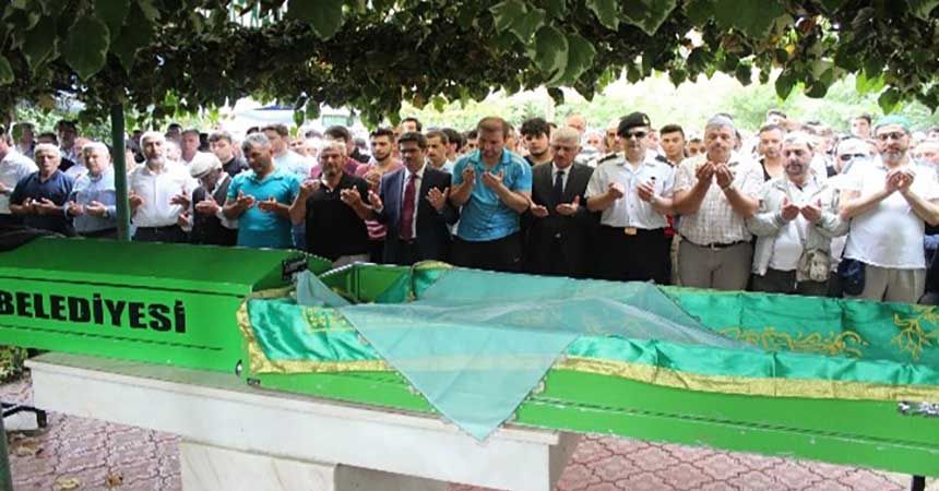 Kazada ölen iki kardeşe gözyaşı Kazada ölen iki kardeşe gözyaşı