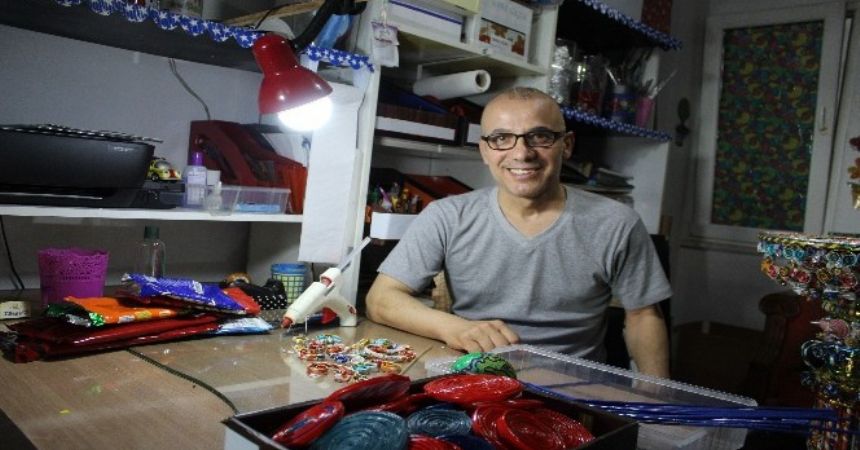Atıkları sanata çeviriyor