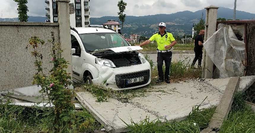 Kediye çarpmamak için kaza yaptı