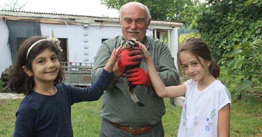 Bahçesinde buldu, çocuğu gibi seviyor