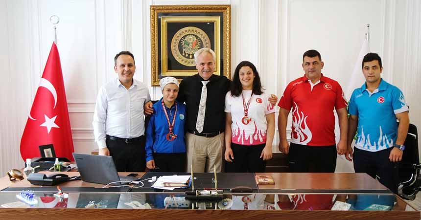 İlkadımlı halterci Türkiye Şampiyonu İlkadımlı halterci Türkiye Şampiyonu