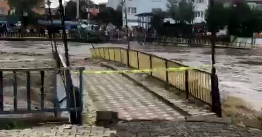 Sel Termre'de köprüyü yuttu! Sel Termre'de köprüyü yuttu!